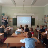 Инспектором ГИБДД проведено занятие по безопасному пересечению проезжей части в темное время суток